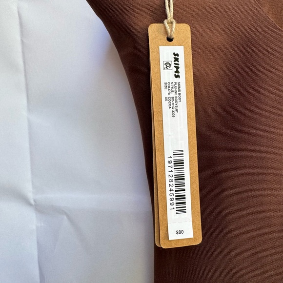 SKIMS BODY UNLINED PLUNGE
THONG BODYSUIT COCOA Brown V-Neck Bodysuit XS New - Picture 11 of 13